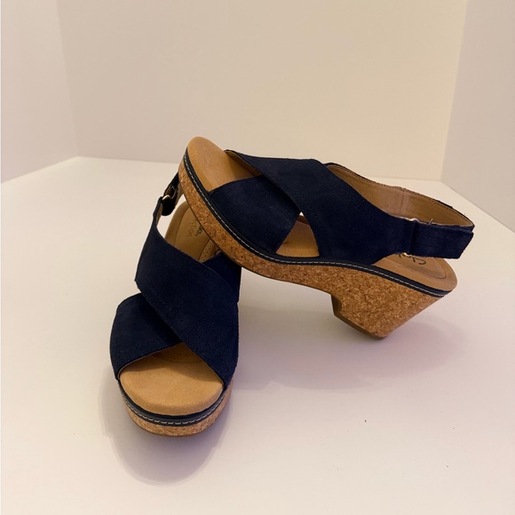 Clarks Women's Navy Blue Suede and Tan Cork Wedge Sandals Size 8 1/2 - Picture 3 of 11